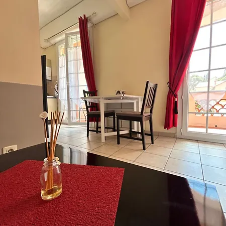 Apartment Avec Grand Balcon- De Caractere