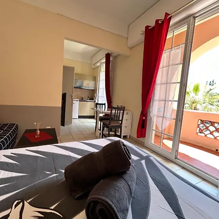 Apartment Avec Grand Balcon- De Caractere *